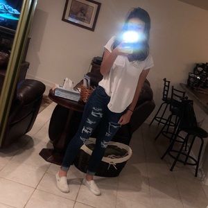 american eagle light blue ripped jeans :)